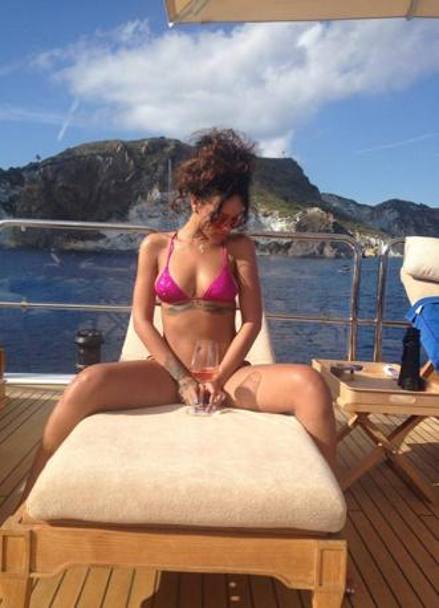 Rihanna supersexy, a bordo di uno yacht nel mare di Sicilia. La cantante-attrice delle Barbados non lo scrive sul suo profilo Twitter, ma sembra di riconoscere le isole Eolie